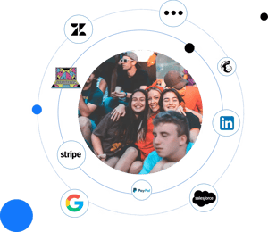 Groep vrienden op evenement, omringd door logo's van populaire apps en diensten
