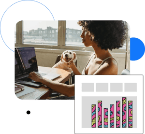 Vrouw aan het werk op laptop met gelukkige hond, kleurrijk grafisch staafdiagram overlay.