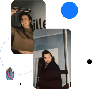 Glimlachende vrouw met lamp boven haar hoofd, man kijkt naar beneden, grafisch blauw cirkelaccent.
