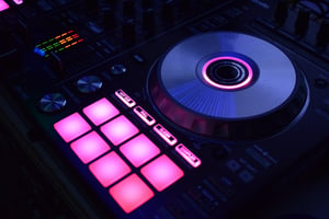 DJ-controller med lysende lyserøde pads