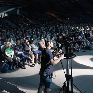 Publikum samlet på Sarons Dal Arena under et stort arrangement.