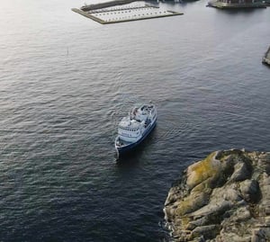 Båt vid klippor och hav för Soten Sea Vision Rederi.