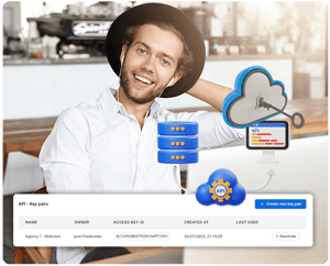 Smilende udvikler på café med API-nøgleinterface og skyikoner, der repræsenterer sikker softwareintegration og -adgang.