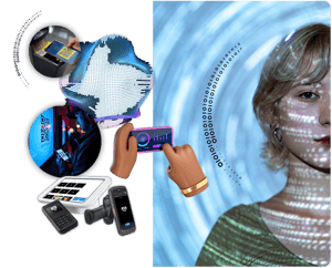 Kvinde halvt oplyst af digitale kodemønstre, omgivet af futuristiske tech-elementer, scannere og datavisualiseringer, der symboliserer smart event-teknologi.
