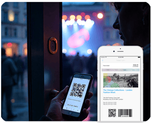 En person scanner en QR-kode til en mobilbillet ved indgangen til en koncert, mens telefonen viser billetoplysninger i forgrunden.