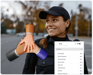 Smilende sikkerhedsmedarbejder med deltagerliste og team-emoji, der symboliserer koordinering og teamwork.
